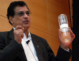 medhat-nasr-MSBA-fall-2010 Dr. Medhat Nasr explains his double-jar alcohol rinse method for quickly and easily determining Varroa infestation levels.