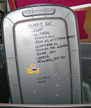 To avoid forgetting essential tools, I wrote the items I usually need in my swarm kit right on the lid of my tote.